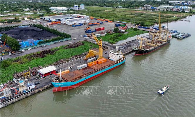  Sà lan chở container hàng xuất khẩu tại cảng Cái Cui ngày 30/5/2025. Ảnh: Thanh Liêm - TTXVN